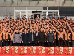 情系農(nóng)民工 蛇年送祝?！A兆控股為優(yōu)秀農(nóng)民工發(fā)放春節(jié)禮品